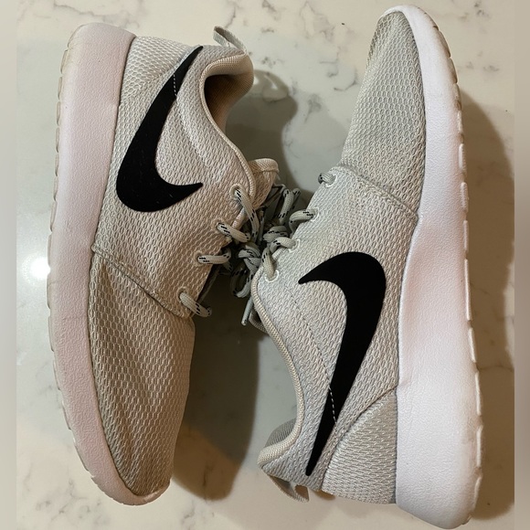 Nike Roshe Run (Light Grey) - Picture 1 of 3